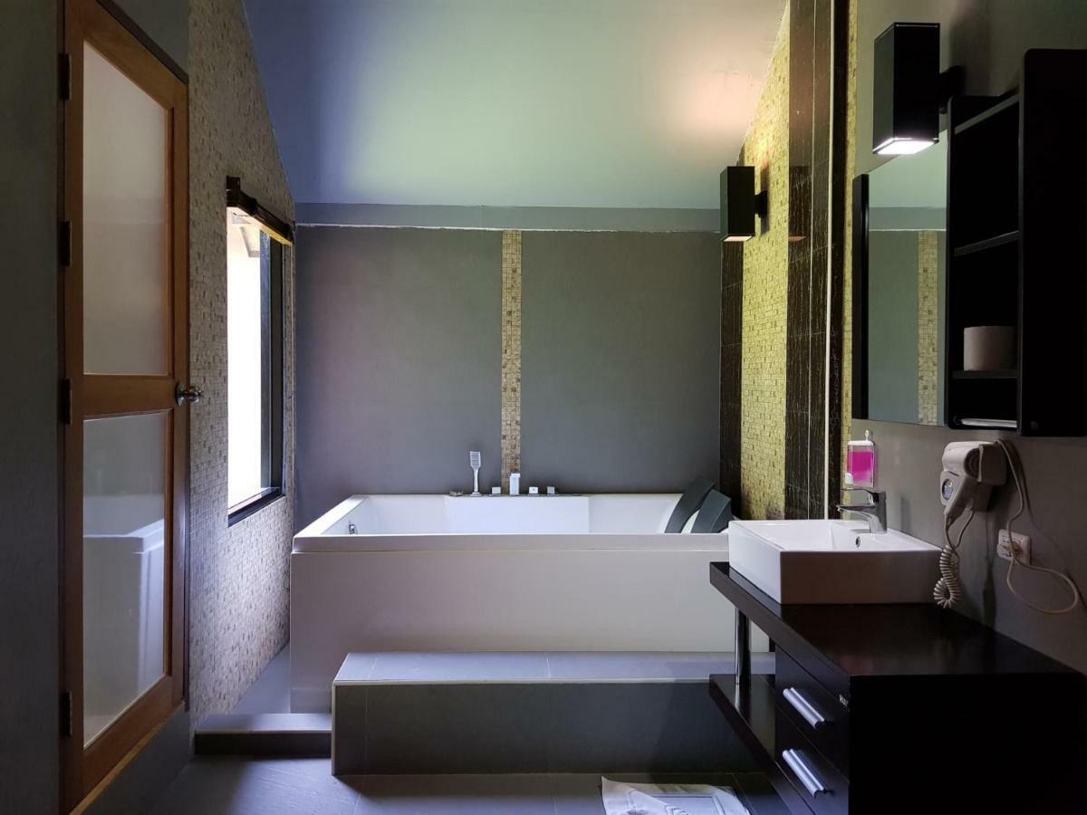 The Grace Amphawa Hotell Samut Songkhram Exteriör bild